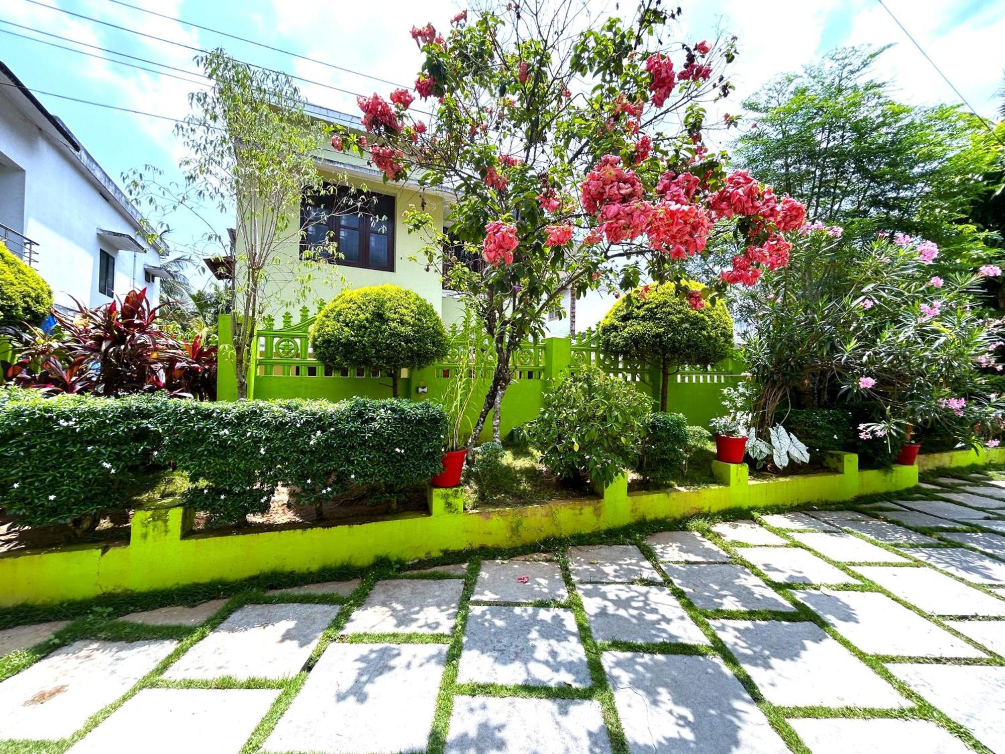 Deluxe Residency Hotel Kalpetta Exterior photo